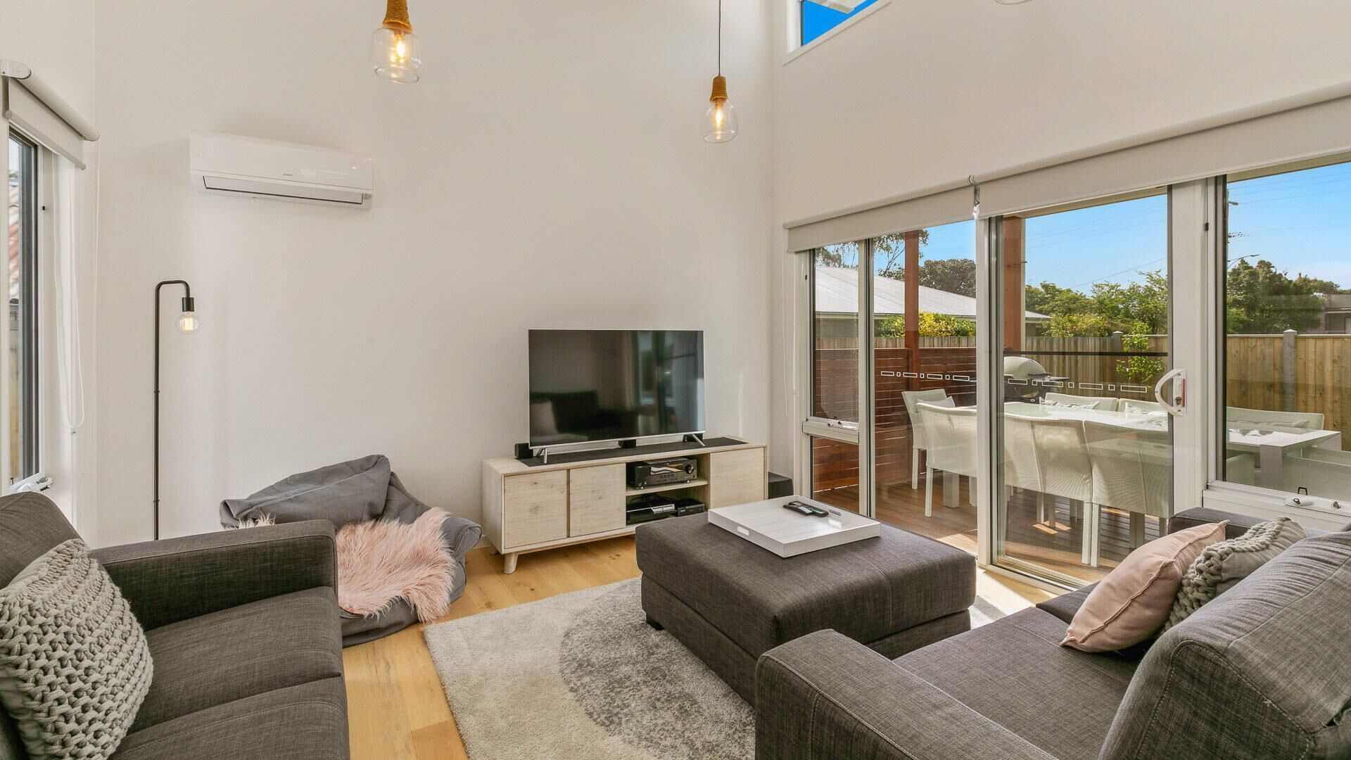 Télévision, console de jeux vidéo, lecteur de DVD, livres