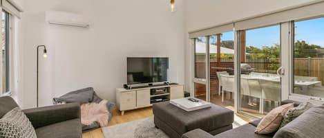 Télévision, console de jeux vidéo, lecteur de DVD, livres