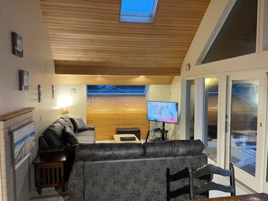 Smart TV, chimenea, videojuegos y reproductor de DVD 