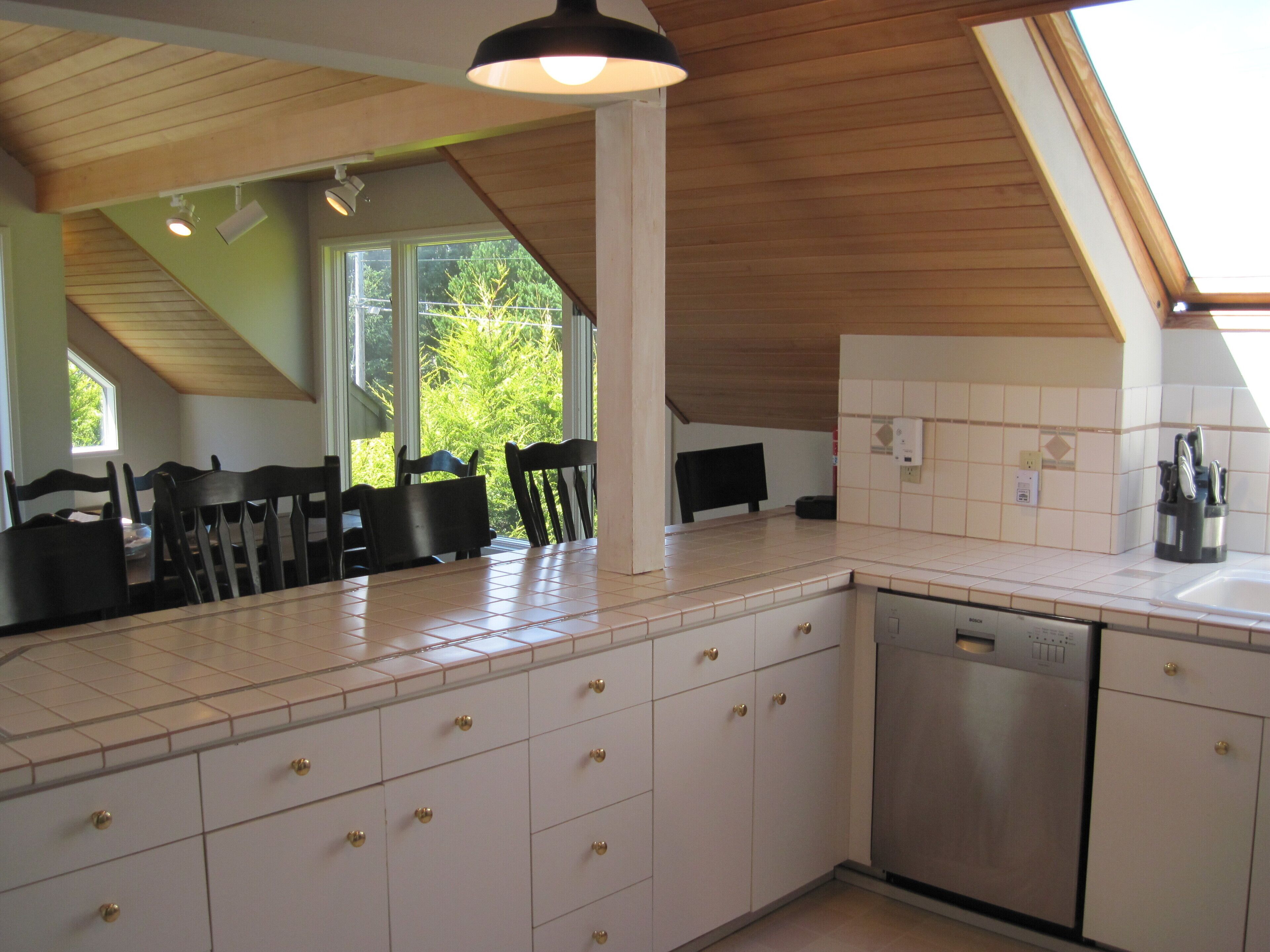 Hot Tub, 5 Smart TV's, & 2 Kitchens is an Entertainer's Delight w/Ocean Views