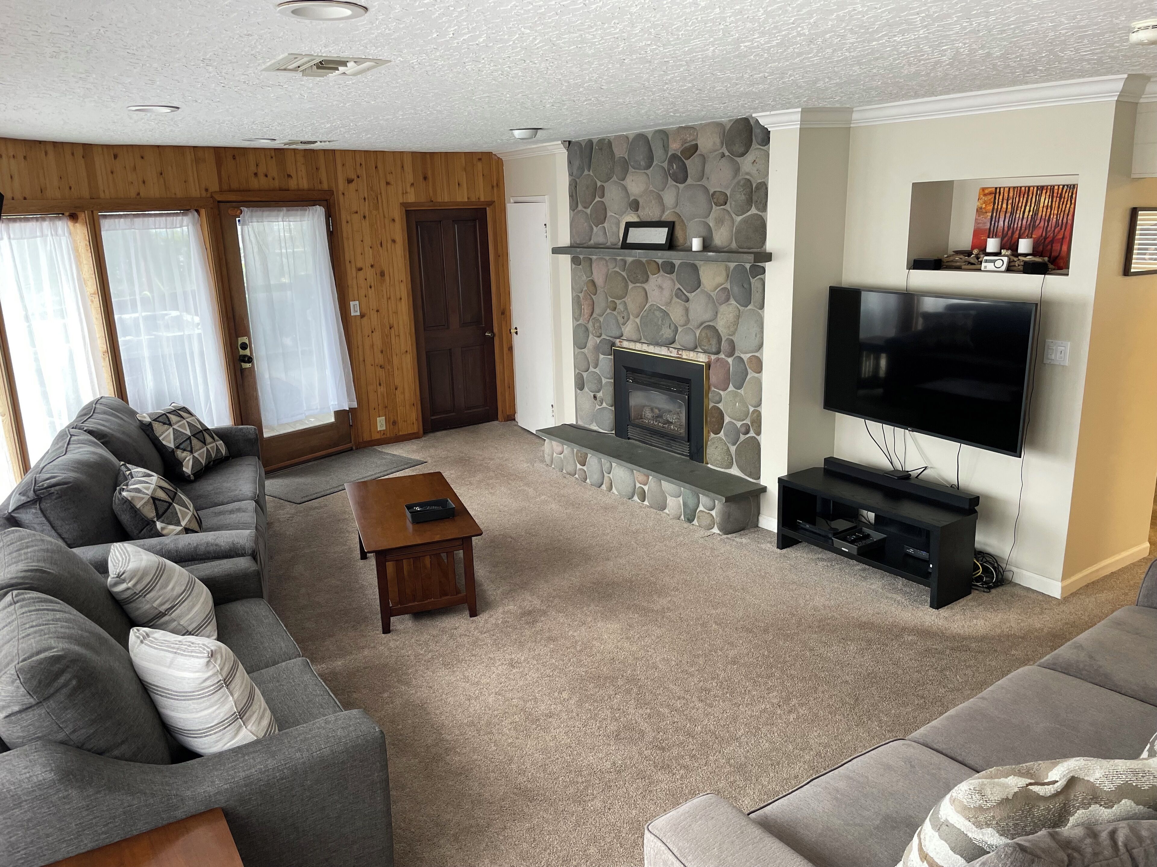 Smart TV, chimenea, videojuegos y reproductor de DVD 