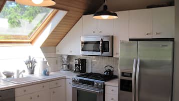 KylskÄp, mikrovÄgsugn, ugn och spishÀll