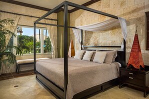 4 Schlafzimmer, Zimmersafe, Schreibtisch, Bügeleisen/Bügelbrett