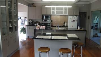 冰箱、微波炉、烤箱、炉灶