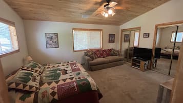 2 bedrooms, iron/ironing board, travel crib, WiFi (free)