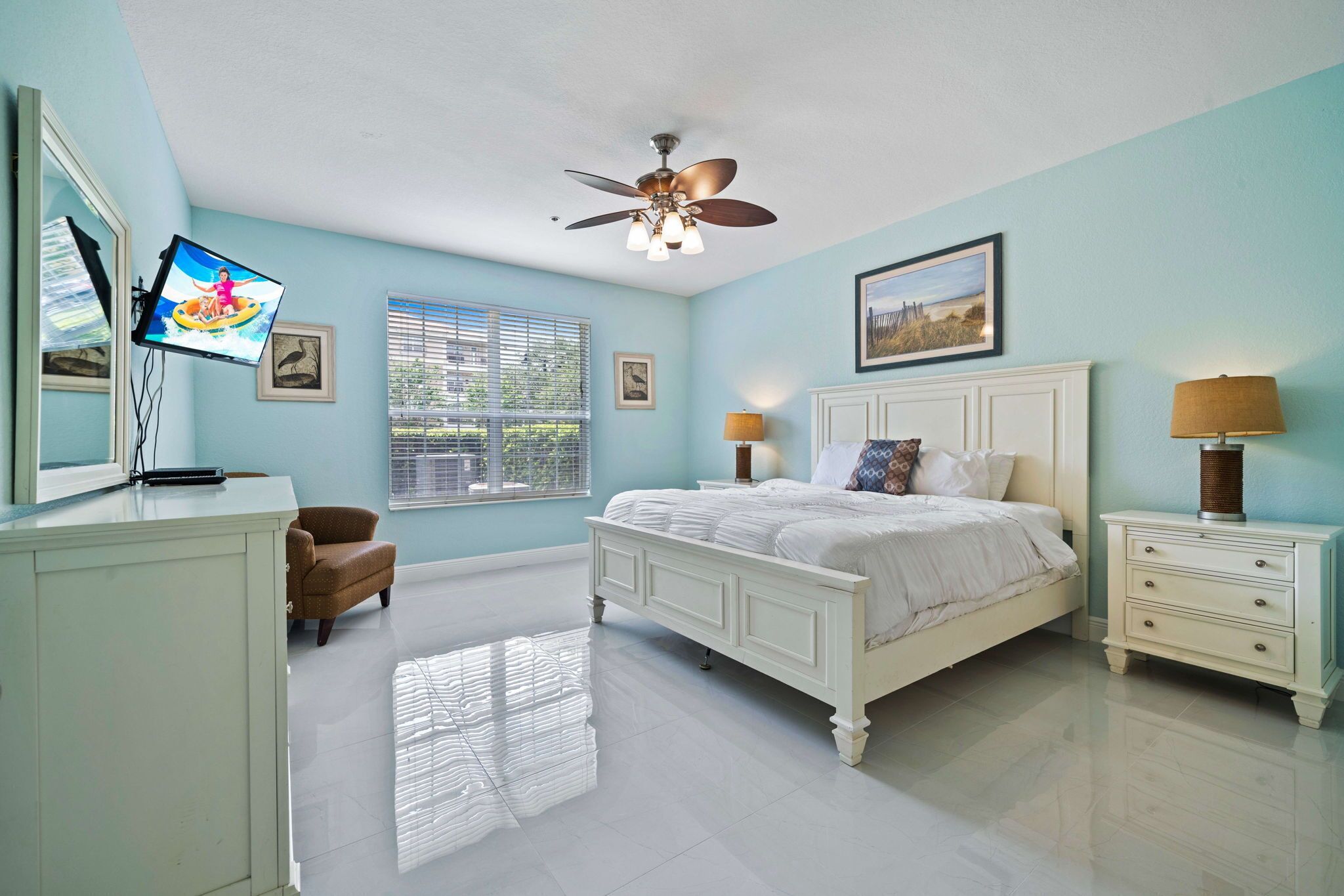 3 bedrooms, desk, iron/ironing board, travel crib