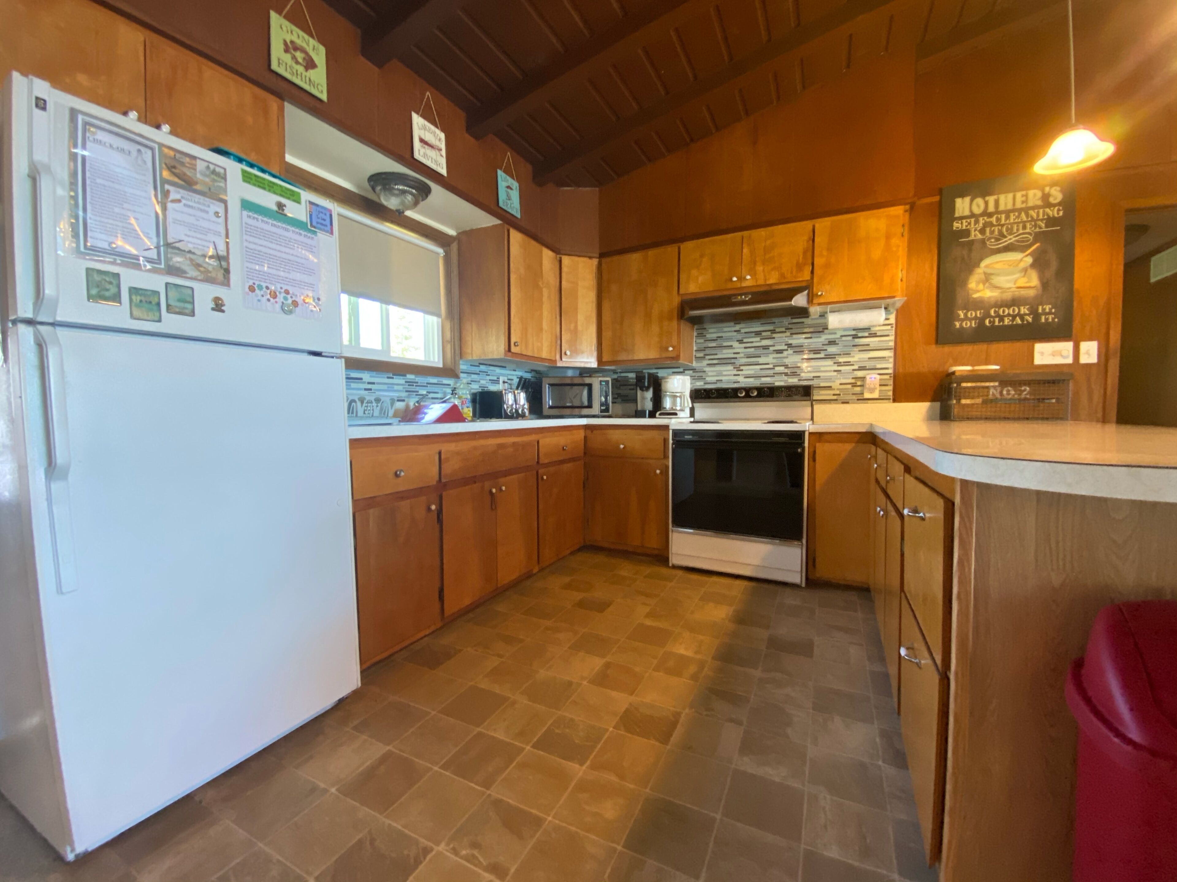 *SANDY SWIM-IN-BEACH* Lakefront 🏖  A/C included! 3BR West Branch, MI Getaway 