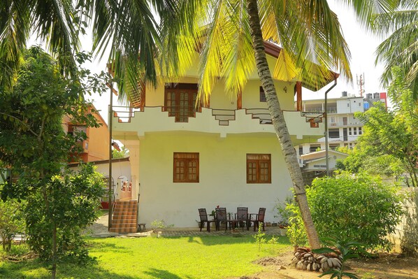 Exterior - Downhill Lagoon - 2BR with en suite(hotwater facilities) in two story house (Tangalle)