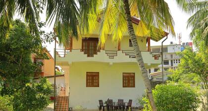 Downhill Lagoon - 2BR with en suite(hotwater facilities) in two story house