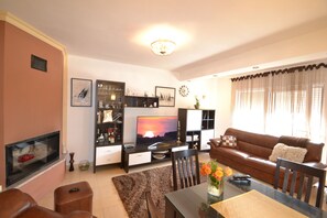 Fernseher, Kamin, Videospiele, DVD-Player