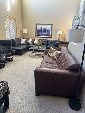 Smart TV, fireplace - Quiet, luxury with a view on the Las Colinas Golf Course (Queen Creek)