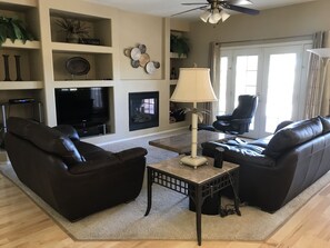 Smart TV, fireplace - Quiet, luxury with a view on the Las Colinas Golf Course (Queen Creek)