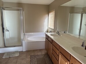Combined shower/tub, towels