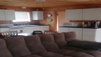 Een smart-tv, een open haard en boeken