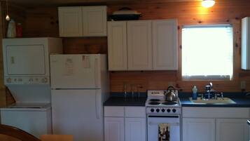 Full-sized fridge, microwave, oven, stovetop