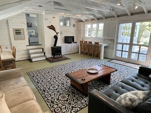 Una Smart TV, una chimenea, un futbolín, libros