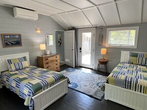 3 bedrooms, iron/ironing board, free WiFi, bed sheets - Minutes to several local Beaches, Clean, A/C, fire pit, perfect family home! (Truro)