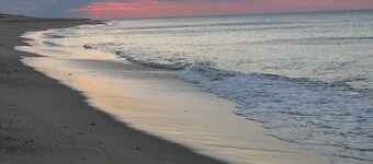 Minutes to several local Beaches, Clean, A/C, fire pit, perfect family home!