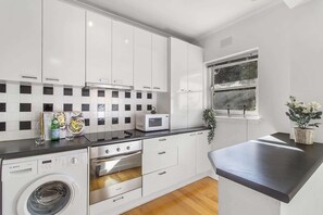 Fridge, microwave, oven, stovetop - Comfy One-Bedroom Unit Between City and Airport (Travancore)