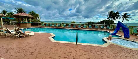 Een buitenzwembad en een verwarmd zwembad