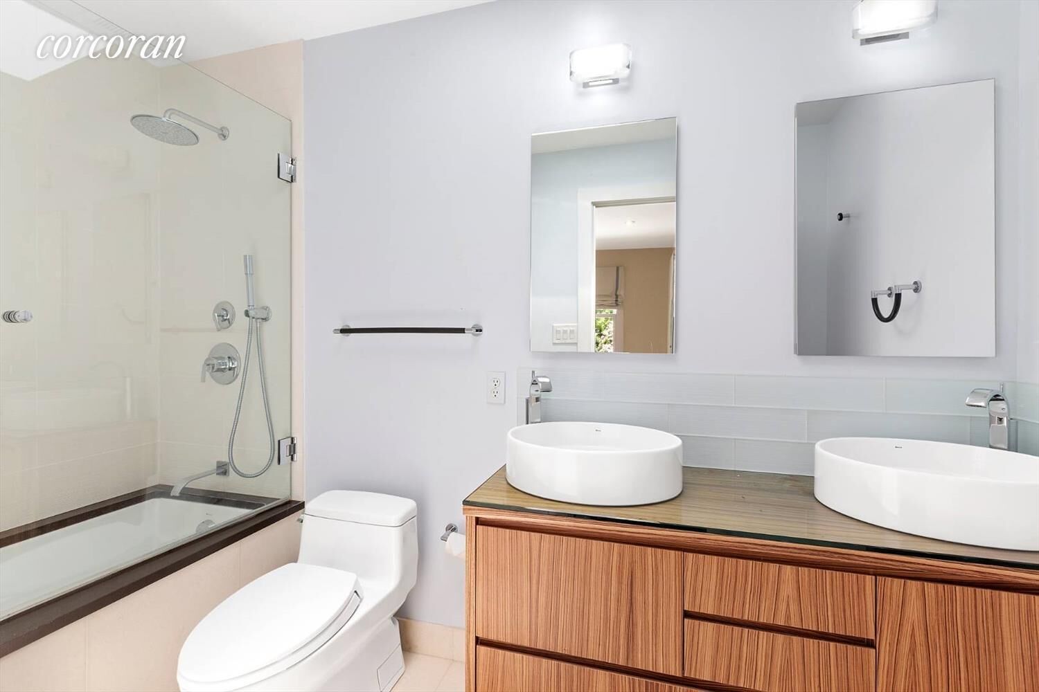 Stunning Private Sunny Modern Southampton home-5 beds NEW WINTER HOT TUB for 7