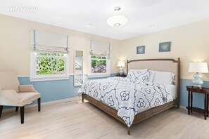 5 bedrooms, desk, iron/ironing board, free WiFi - Stunning Private Sunny Modern Southampton home-5 beds Last minute discounts (Southampton)