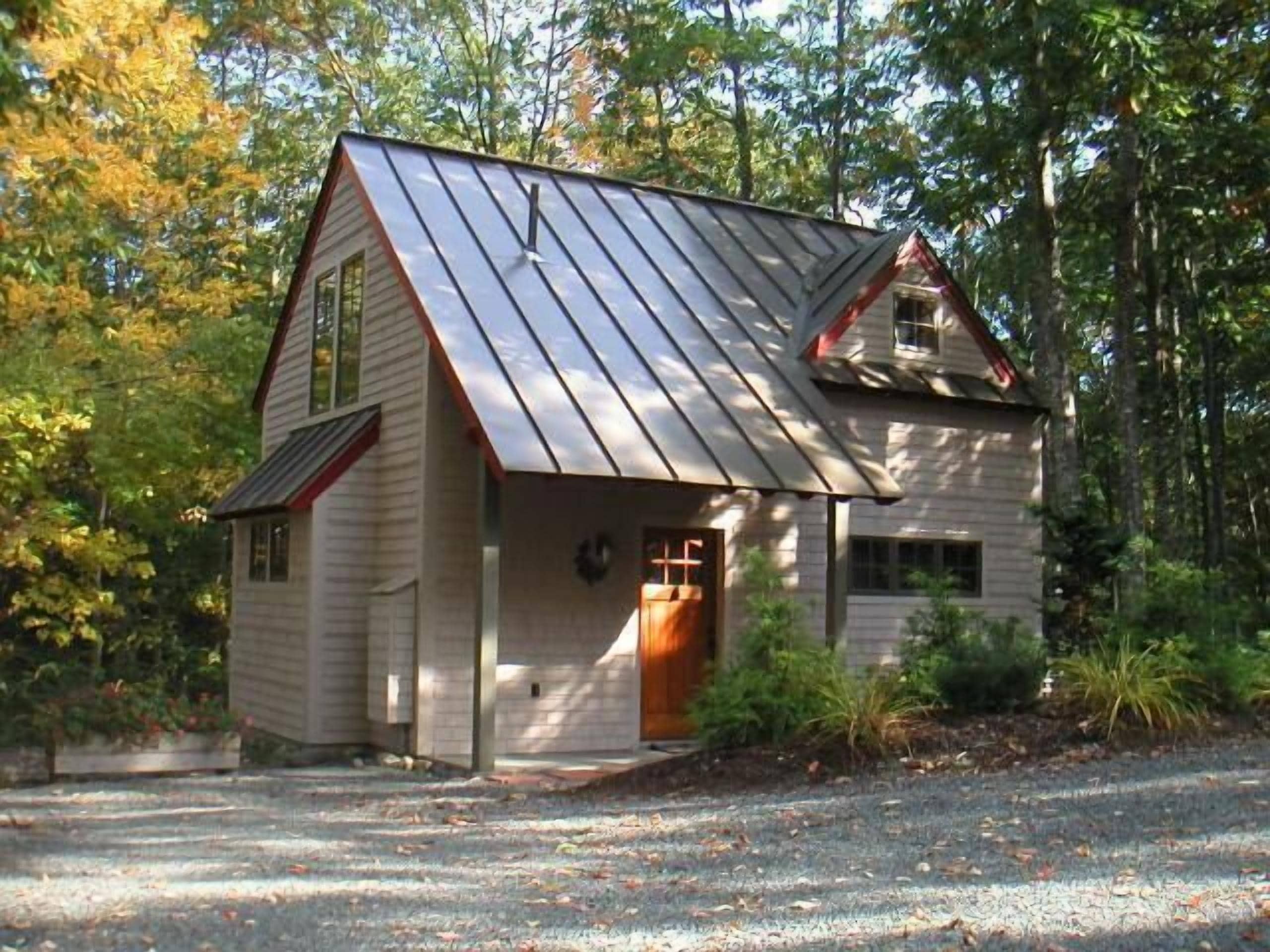 Acorn Cottage - in the village of Bar Harbor, walk or bike to ANP and the downtown village