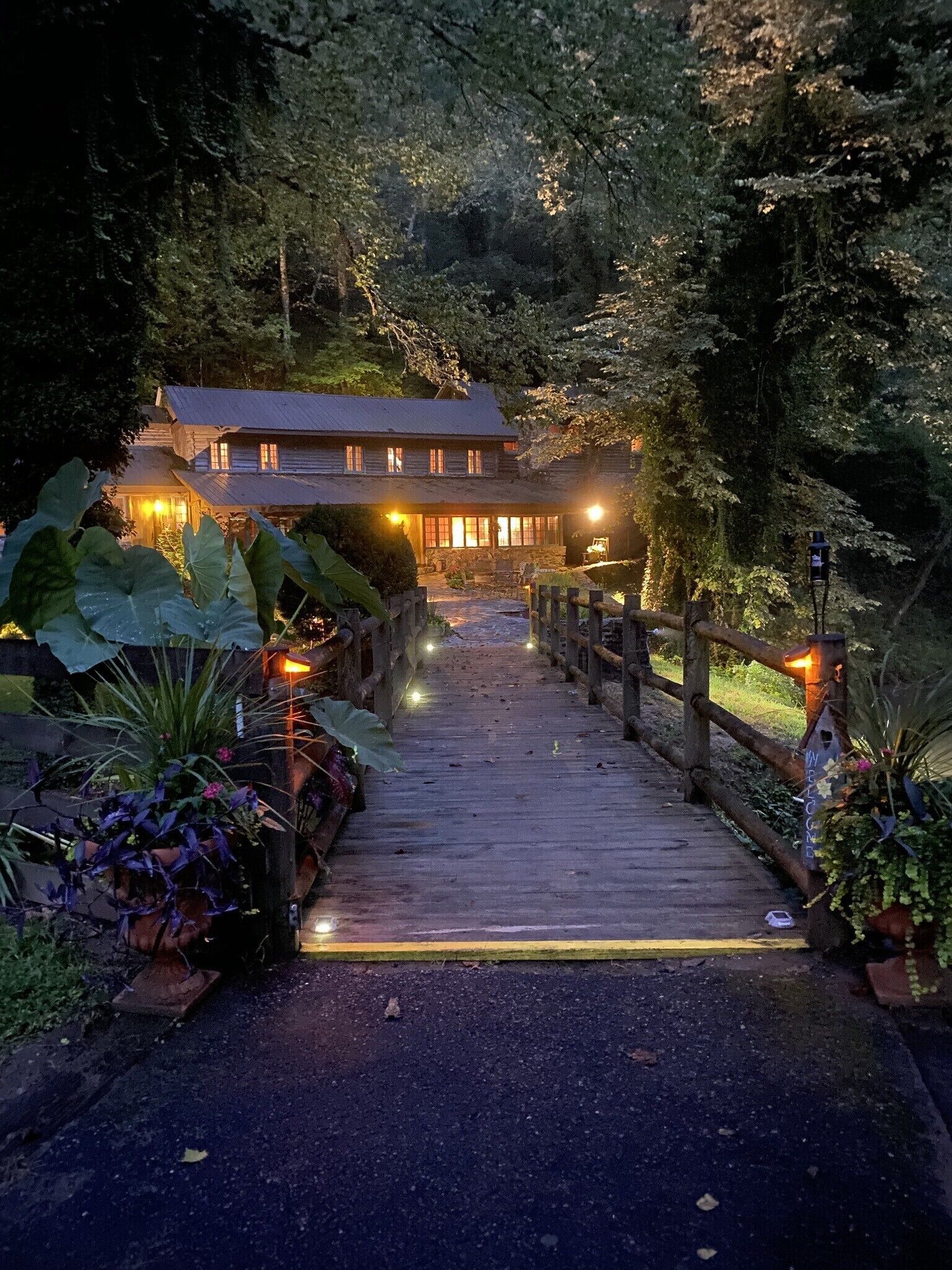 100 Year Old  Cabin on the Chestatee River, wineries, tubing, fishing and more