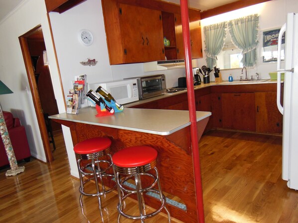 Jääkaappi, mikroaaltouuni, uuni, liesi