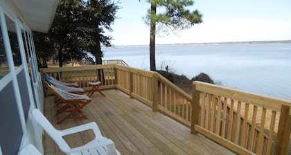 Beachfront Cottage am James River. Privater Strand. In der Nähe von Williamsburg und Jamestown.