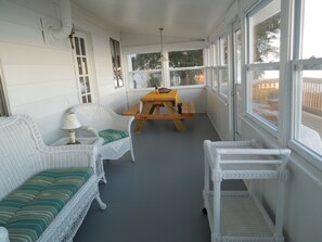 Outdoor dining - Beachfront House on James River.  Near Historic Jamestowne and Williamsburg (Surry)