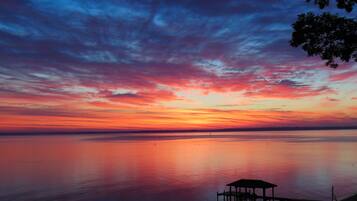 På stranden, solsenger, parasoller og strandhåndklær
