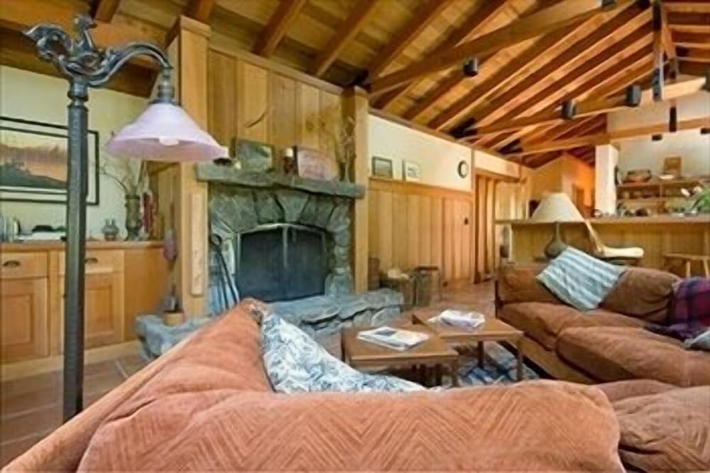 Secluded Hideaway Cottage By Mt Stream Near Hiking, Biking, Skiing, Hot Springs