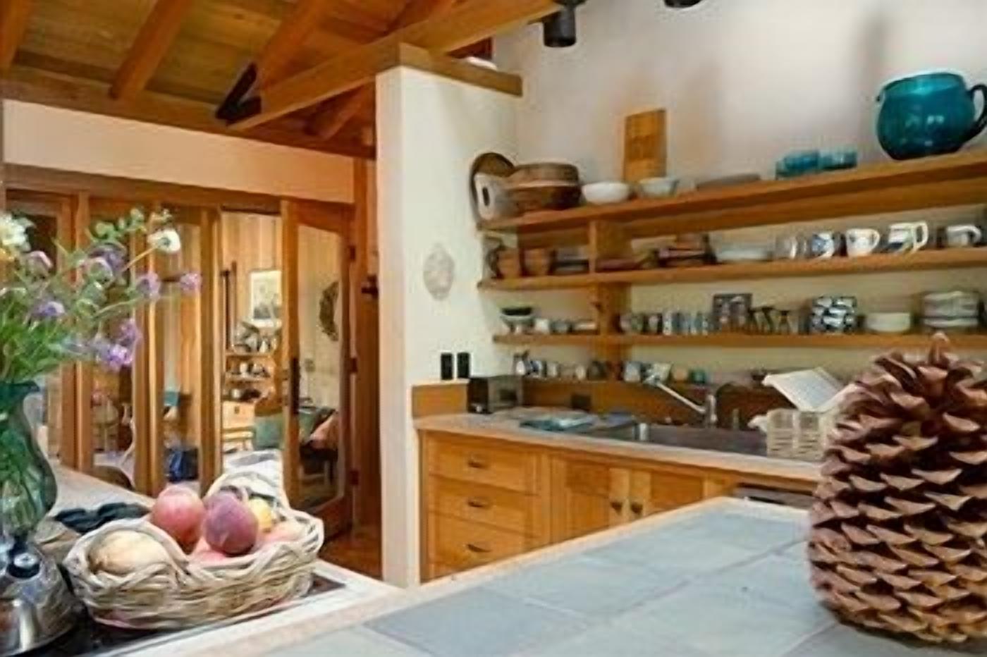 Secluded Hideaway Cottage By Mt Stream  Near Hiking, Biking, Skiing, Hot Springs