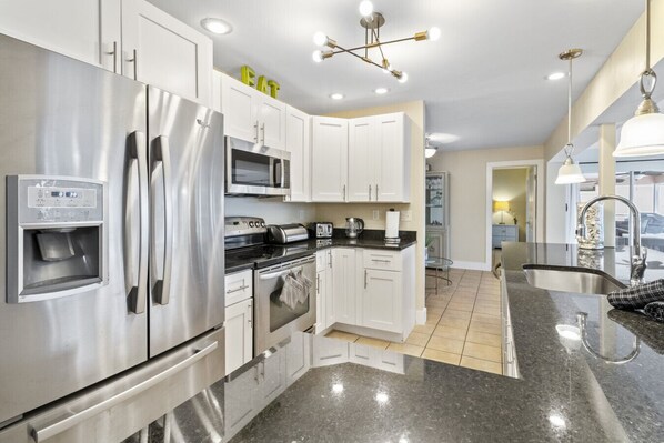 Frigorífic, microones, forn i placa de cuina 