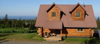 LOG HOME, panoramic ocean and mountain views, private & convenient 