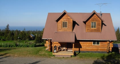 LOG HOME, panoramic ocean and mountain views, private & convenient
