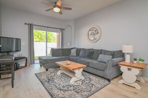 Smart TV, Netflix, DVD player, streaming services