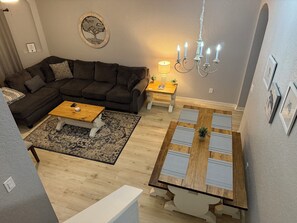 Smart TV, Netflix, DVD player, streaming services