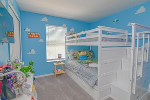 4 habitaciones, escritorio y tabla de planchar con plancha 