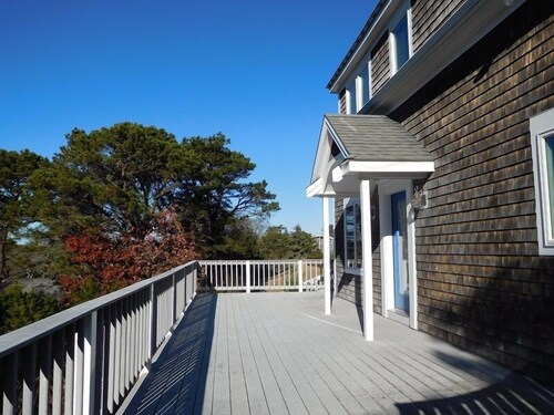 Attractive 3BR Cape Home Close to Indian Neck Beach (1430)