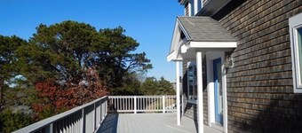 Atractivo 3BR Cape Home cerca de Indian Neck Beach