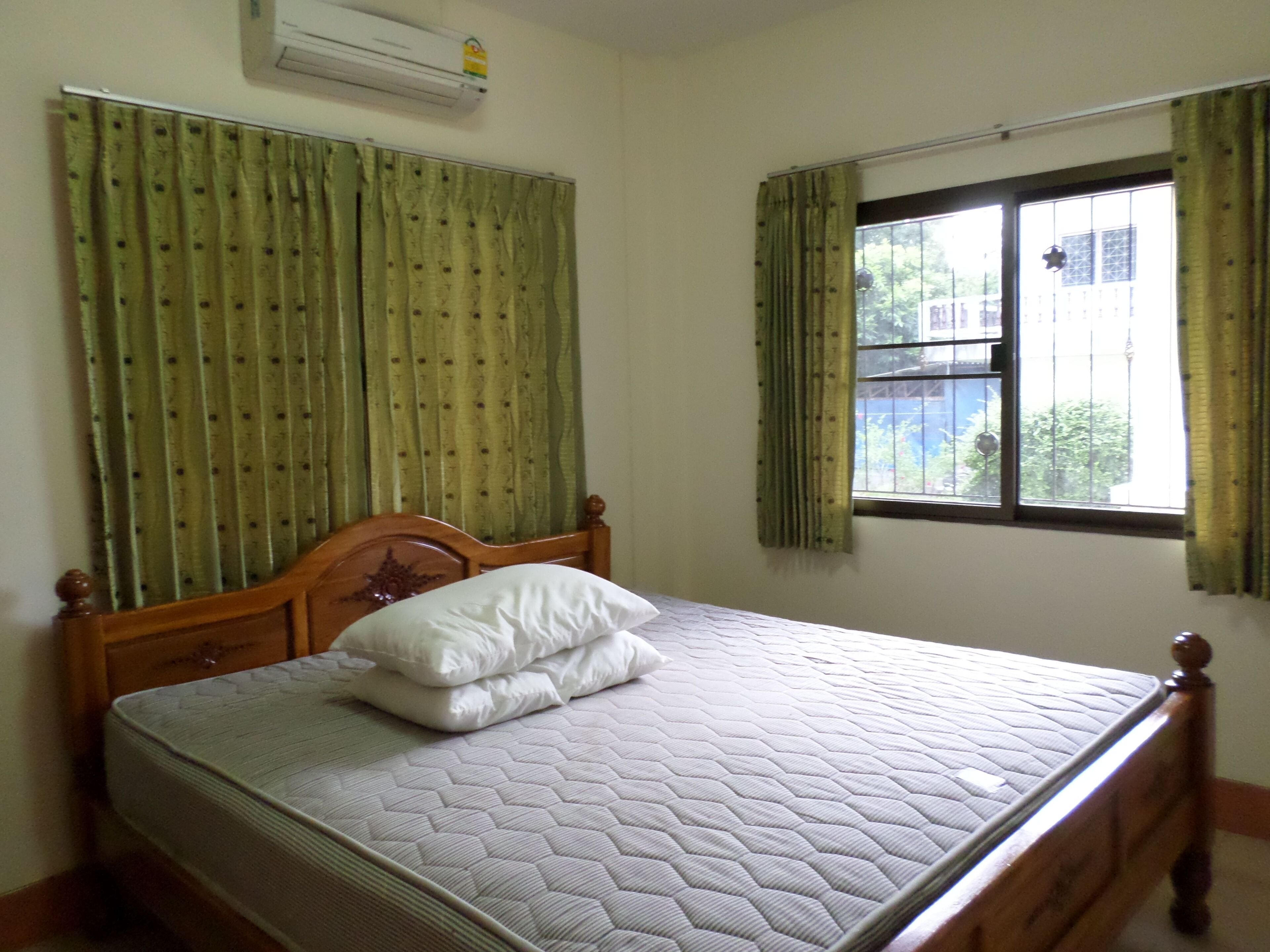 1 bedroom house inside nice garden