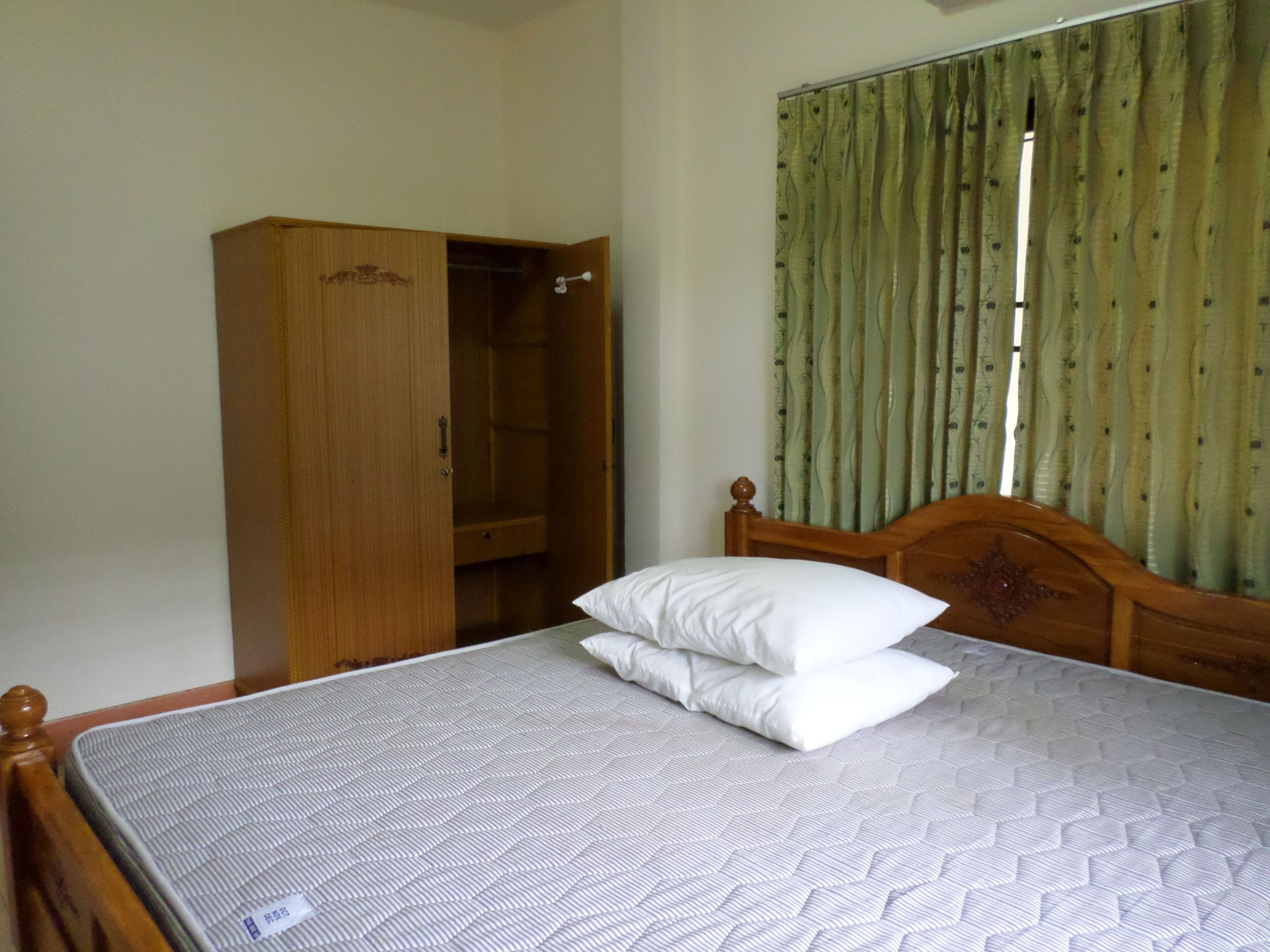 1 bedroom house inside nice garden