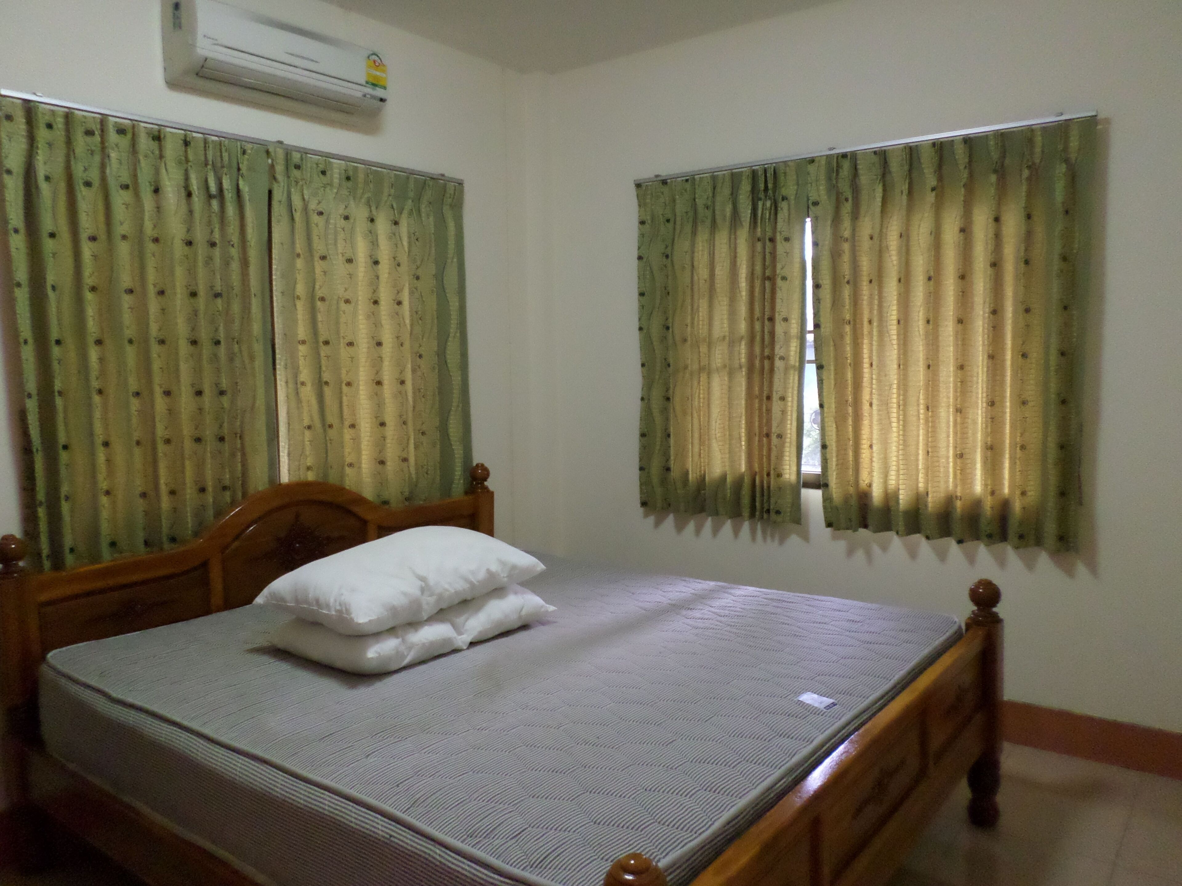 1 bedroom house inside nice garden