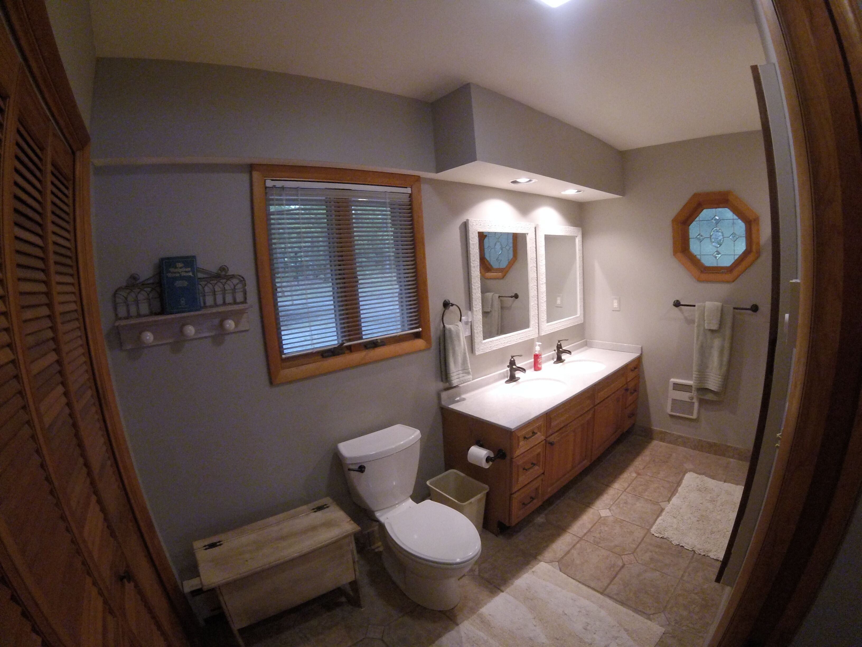 Cozy Lakefront Cabin with Stunning Views!