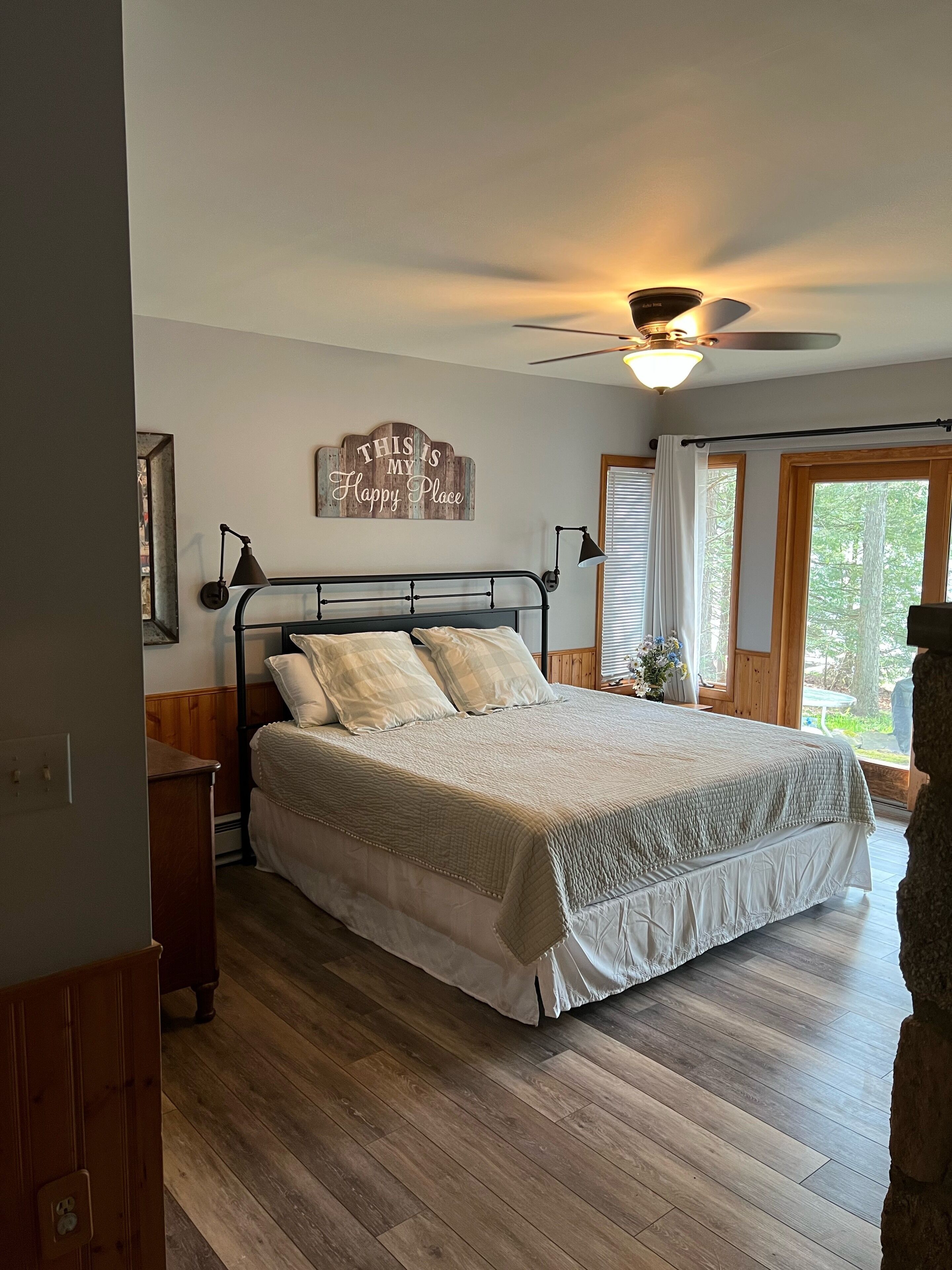 Cozy Lakefront Cabin with Stunning Views!