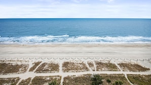Una playa con arena y olas.