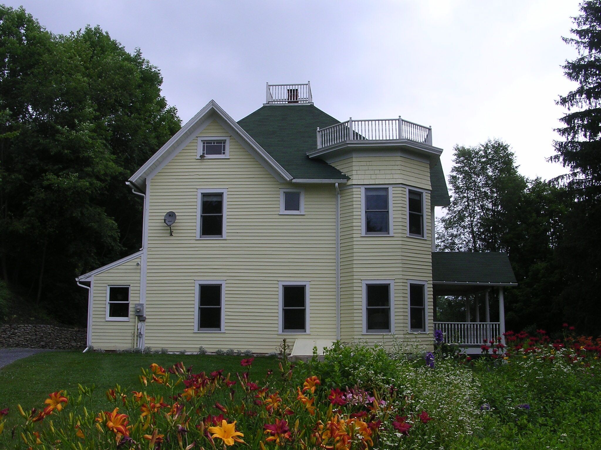 Charming Farmhouse with pool, near Belleayre Catskill Park. EV Level 2 charger