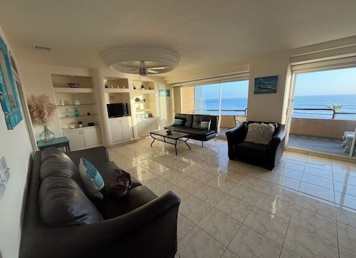 Downtown Rosarito Beach n Sand, 2 bedroom Condo, Directly on Beach Front 